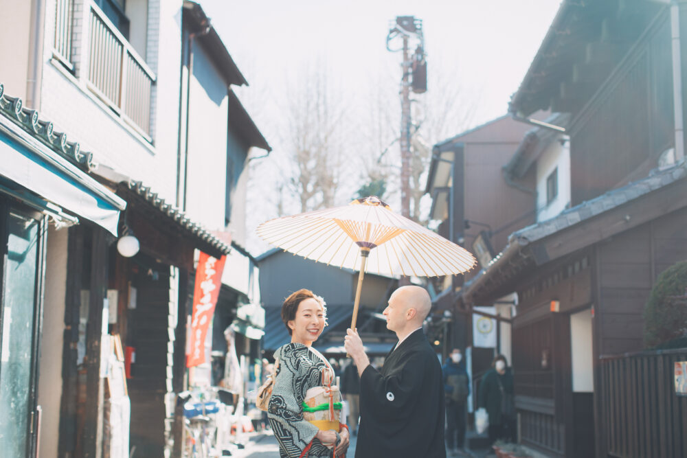川越の菓子屋横丁で和装前撮りしているアンティークの低振袖を着た新郎新婦